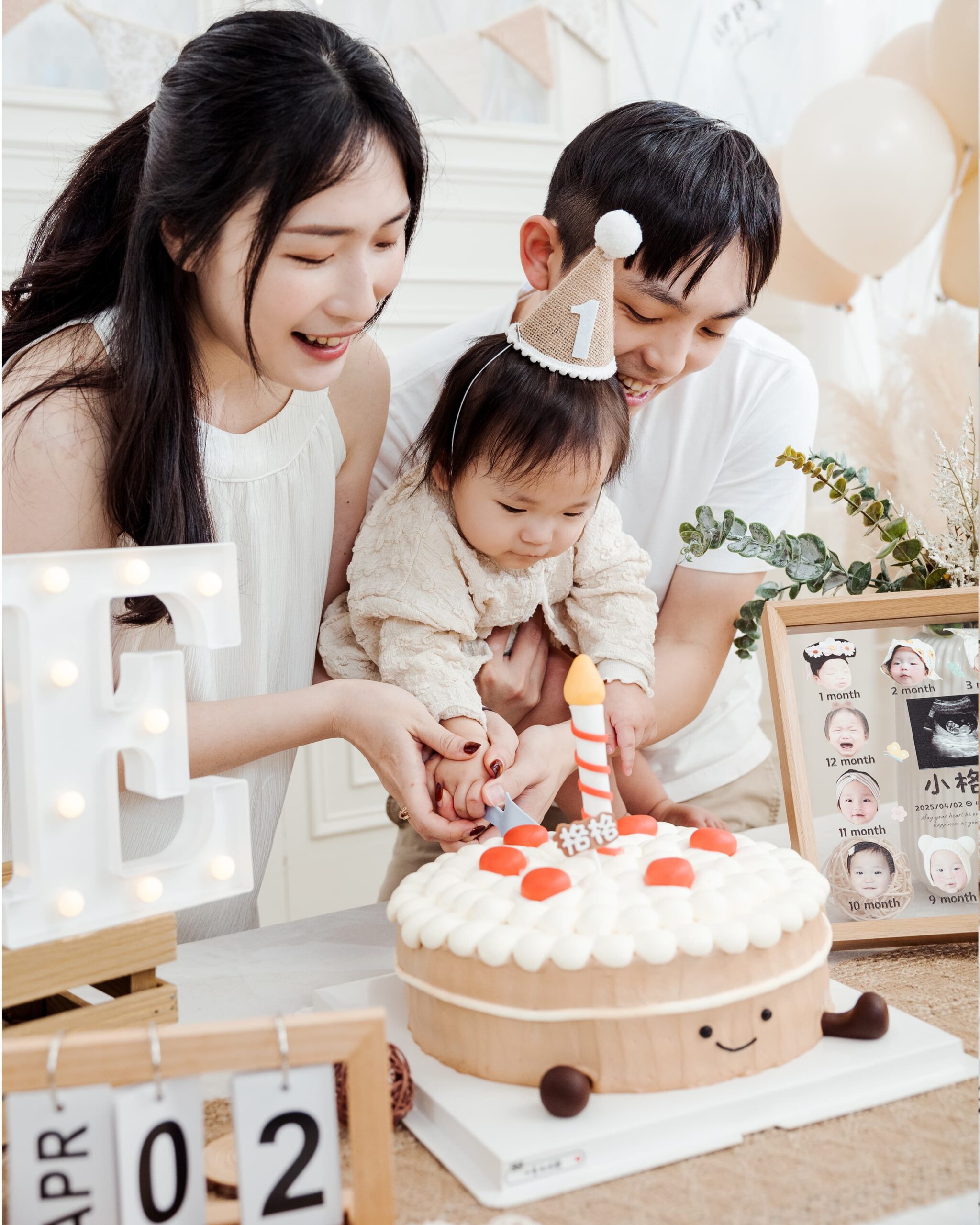 爸爸媽媽陪著格格一起慶祝她的一歲生日。